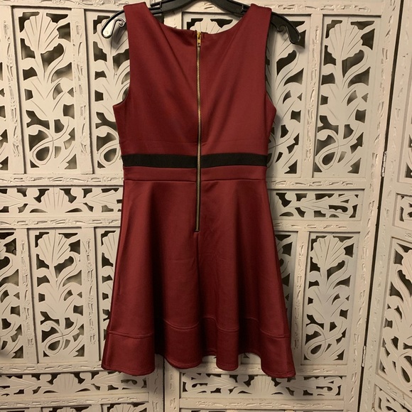 EMERALD SUNDAE NICE BURGUNDY RED & BLACK ACCENTS SLEEVELESS MINI DRESS - Picture 7 of 10